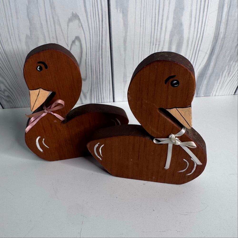 Vintage Country Folk Art Wooden Set of 2 Ducks with Bow Shelf Sitters 1990s